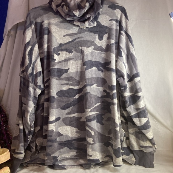 Simply Vera VeraWang  grey camouflage long sleeve light weight hoodie - Picture 2 of 4